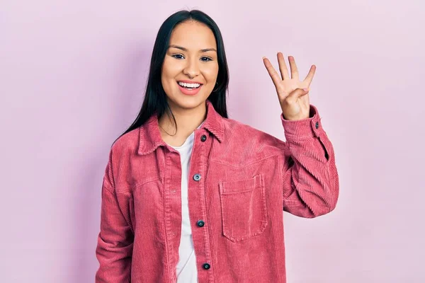 Schöne Hispanische Frau Mit Nasenpiercing Trägt Lässig Rosa Jacke Und — Stockfoto