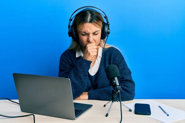 Mulher Caucasiana Jovem Trabalhando Estúdio Rádio Sentindo Mal Tosse Como — Fotografia de Stock
