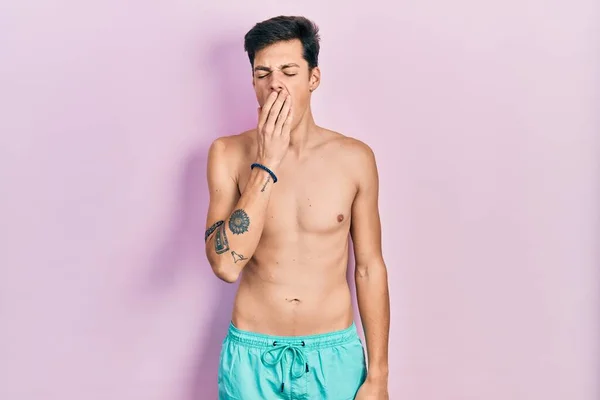 Joven Hispano Vestido Con Traje Baño Sin Camisa Aburrido Bostezo —  Fotos de Stock