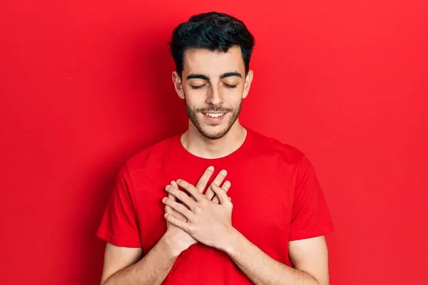 Jovem Hispânico Vestindo Roupas Casuais Sorrindo Com Mãos Peito Com — Fotografia de Stock