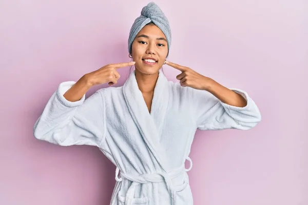 Junge Chinesin Mit Duschtuchmütze Und Bademantel Die Fröhlich Lächelt Und — Stockfoto