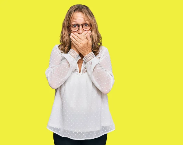Sıradan Beyaz Gömlek Gözlük Takan Orta Yaşlı Sarışın Kadın Yanlışlıkla — Stok fotoğraf