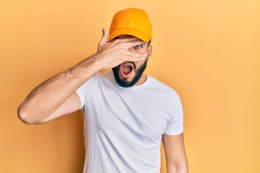 Sakallı genç adam, sarı şapkalı. Şoka giriyor. Yüzü ve gözleri kapanıyor. 