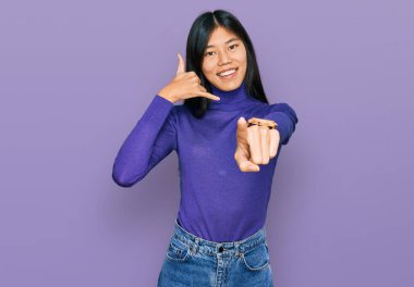 Güzel, genç Asyalı kadın, günlük kıyafetler giyip gülümsüyor telefonda konuşuyor ve seni işaret ediyor. Ara beni.. 