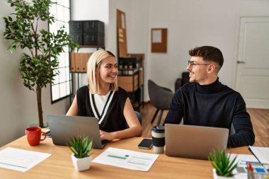 Ofiste çalışırken gülümseyen iki iş adamı..