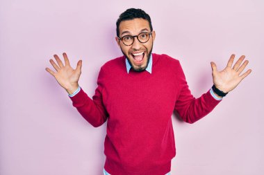 İş gömleği ve gözlük takmış İspanyol bir adam çılgın kutlamalar yapıyor ve kolları açık, gözleri açık heyecanla haykırıyor. Kazanan konsept 