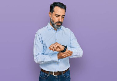 Orta yaşlı sakallı, iş gömleği giyen, elleri ve parmakları ağrıyan, eklem iltihabı olan bir adam. 