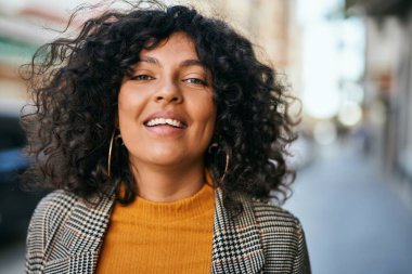 Genç İspanyol iş kadını şehirde mutlu mesut ayakta duruyor..