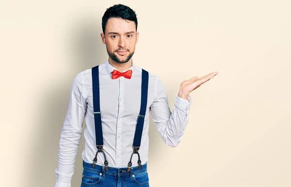 Homem Hispânico Com Barba Apresentando Palma Aberta Relaxado Com Expressão — Fotografia de Stock