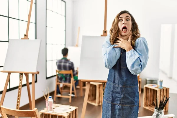 Sanat Stüdyosundaki Genç Sanatçı Kadın Boğularak Can Çekiştiği Için Bağırıyor — Stok fotoğraf