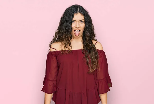 Joven Chica Hispana Usando Ropa Casual Sacando Lengua Feliz Con —  Fotos de Stock