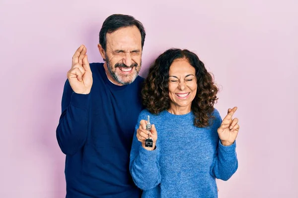 Orta Yaşlı Bir Çift Spanyol Kadın Elinde Yeni Jesti Parmakları — Stok fotoğraf