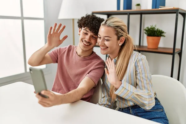 Unga Par Ler Gärna Göra Videosamtal Med Hjälp Smartphone Hemma — Stockfoto