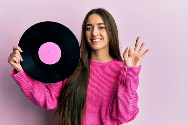 Jong Spaans Meisje Houden Vinyl Schijf Doen Teken Met Vingers — Stockfoto