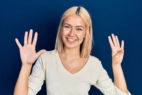 Schöne Blonde Frau Trägt Lässigen Pullover Und Zeigt Mit Finger — Stockfoto
