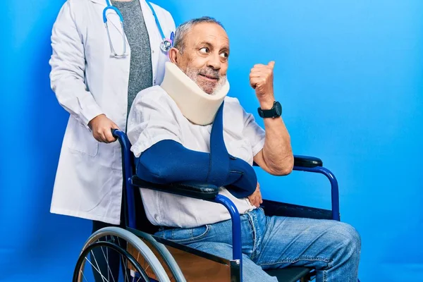 Hübscher Älterer Mann Mit Bart Sitzt Rollstuhl Mit Halsband Lächelt — Stockfoto