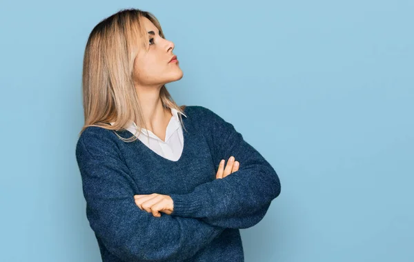 Young Caucasian Woman Wearing Casual Clothes Looking Side Arms Crossed — Stock Photo, Image