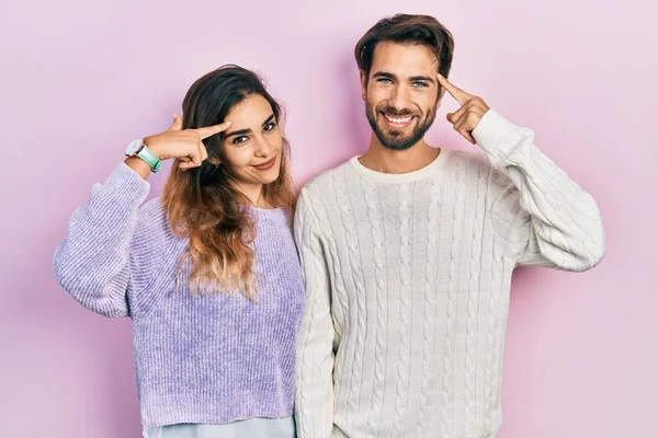 Casal Hispânico Jovem Vestindo Roupas Casuais Sorrindo Apontando Para Cabeça — Fotografia de Stock