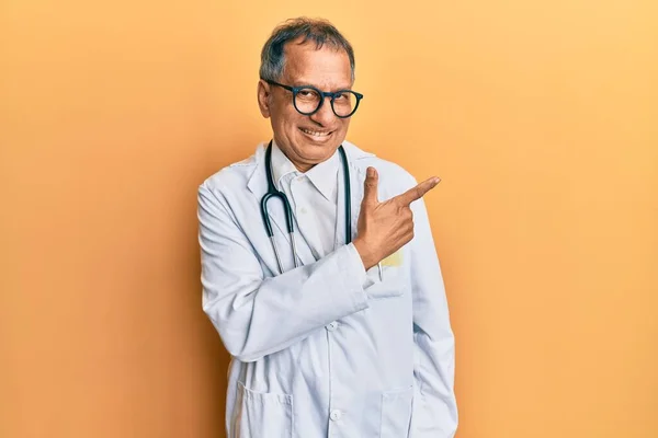 Orta Yaşlı Hintli Bir Adam Doktor Önlüğü Steteskop Giyiyordu Yüzünde — Stok fotoğraf