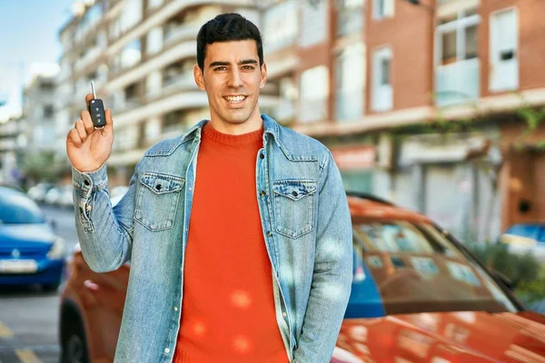 Ung Latinamerikansk Man Ler Glad Håller Nyckel Bil Stan — Stockfoto