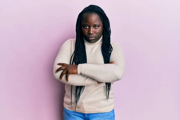 Jeune Femme Noire Avec Des Tresses Portant Pull Hiver Décontracté — Photo