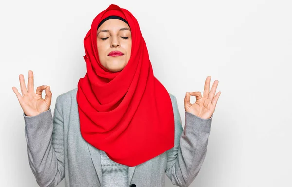 Piękna Latynoska Kobieta Nosząca Tradycyjny Islamski Szalik Hidżabski Relaksuje Się — Zdjęcie stockowe