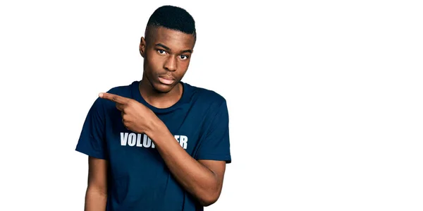 Молодой Африканский Американец Футболке Добровольца Указывающий Пальцем Сторону Показывает Рекламу — стоковое фото