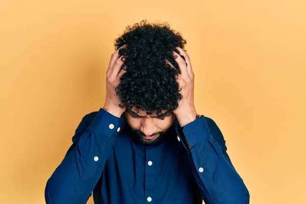 Mladý Arabský Muž Vousy Sobě Ležérní Košili Trpí Bolestí Hlavy — Stock fotografie