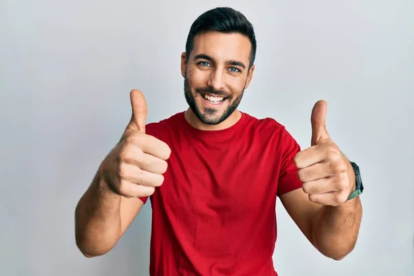 Jovem Hispânico Vestindo Roupas Casuais Aprovando Fazer Gesto Positivo Com — Fotografia de Stock