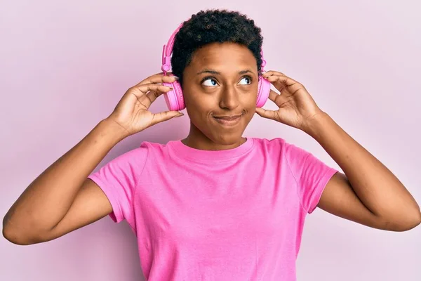 Νεαρή Αφρο Αμερικανίδα Που Ακούει Μουσική Ακουστικά Χαμογελώντας Κοιτώντας Στο — Φωτογραφία Αρχείου