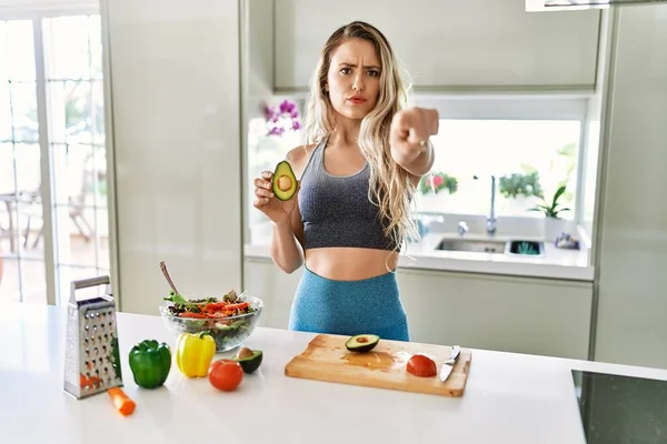 Junge Kaukasische Fitness Frau Sportkleidung Die Der Küche Gesunden Salat — Stockfoto