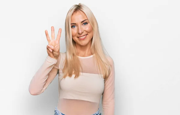 Ung Blond Kvinna Bär Casual Kläder Visar Och Pekar Upp — Stockfoto