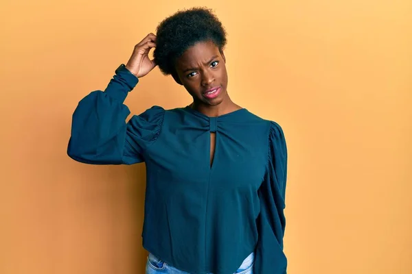 Молодая Африканская Американка Повседневной Одежде Сбивает Толку Задается Вопросом Неуверенный — стоковое фото