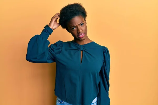 Chica Afroamericana Joven Con Ropa Casual Confundir Preguntarse Acerca Pregunta — Foto de Stock