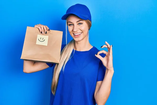 Ung Kaukasisk Kvinna Håller Bort Papperspåse Med Glad Ansikte Påminnelse — Stockfoto