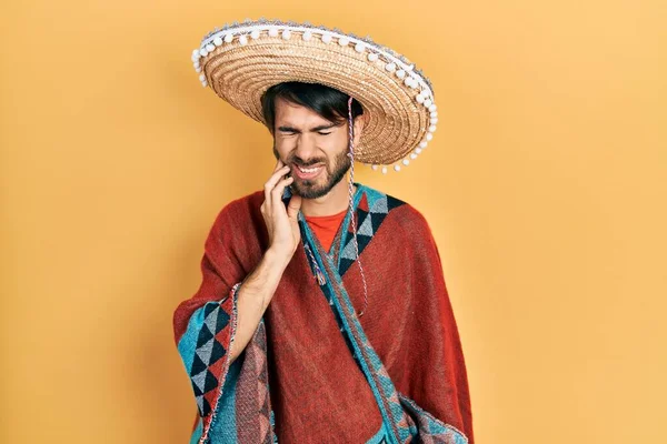 Jovem Hispânico Segurando Chapéu Mexicano Tocando Boca Com Mão Com — Fotografia de Stock