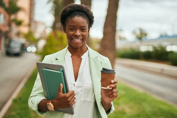 Junge Afrikanisch Amerikanische Geschäftsfrau Mit Laptop Beim Kaffeetrinken Der Stadt — Stockfoto