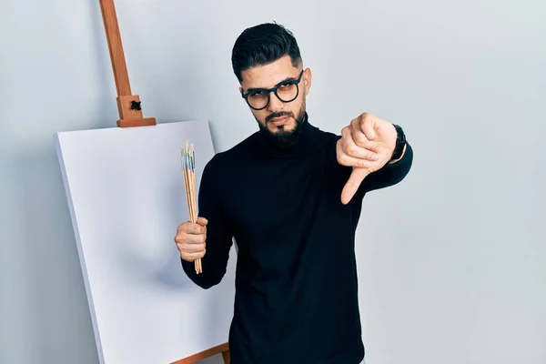 Beau Homme Avec Des Brosses Maintien Barbe Près Chevalet Debout — Photo