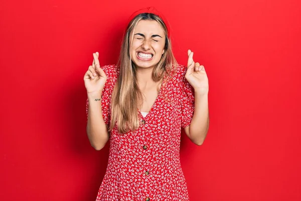 Hermosa Mujer Hispana Con Vestido Verano Gesto Cruzado Con Dedo —  Fotos de Stock