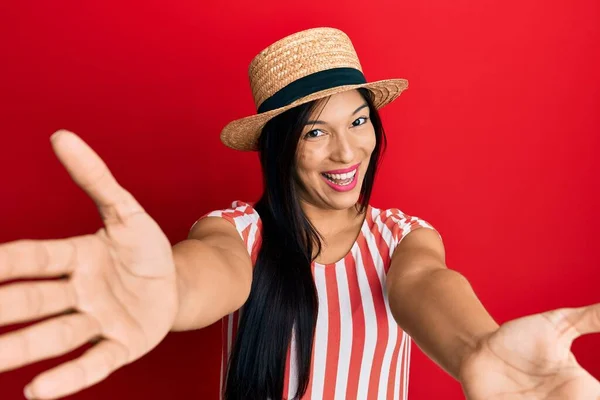 Jonge Latijnse Vrouw Met Zomerhoed Die Naar Camera Kijkt Glimlachend — Stockfoto