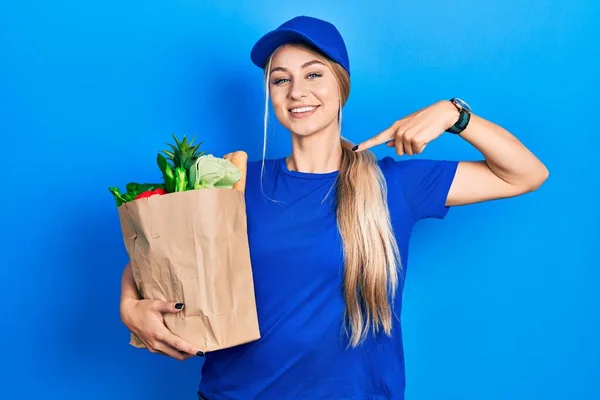 Ung Kaukasisk Kvinna Bär Kurir Uniform Med Matvaror Från Snabbköpet — Stockfoto