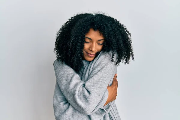 Африканская Американка Афро Волосами Случайном Зимнем Свитере Обнимает Себя Счастливой — стоковое фото