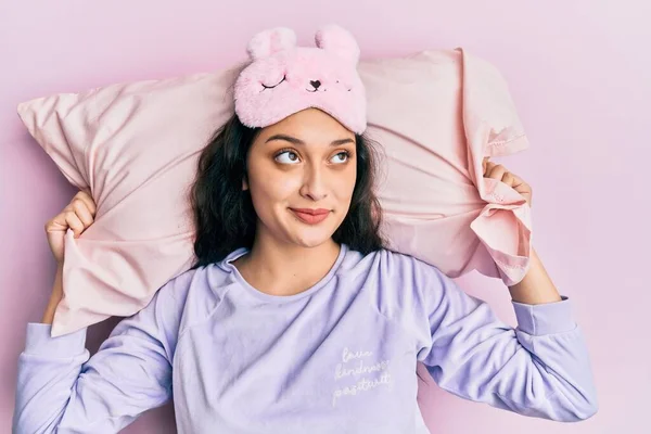 Bella Donna Mediorientale Con Maschera Del Sonno Pigiama Che Dorme — Foto Stock