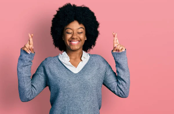 Молода Афро Американська Жінка Одягнена Діловий Одяг Жестикулює Пальцем Посміхаючись — стокове фото