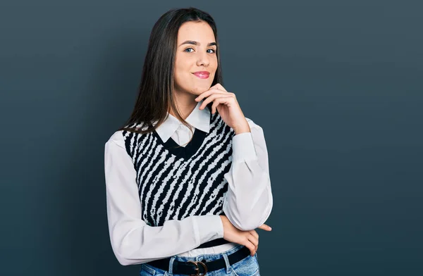 Giovane Adolescente Bruna Indossa Casual Look Elegante Sorridente Guardando Fiducioso — Foto Stock