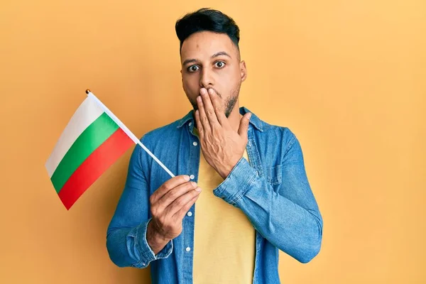 Jovem Árabe Segurando Bandeira Búlgara Cobrindo Boca Com Mão Chocado — Fotografia de Stock