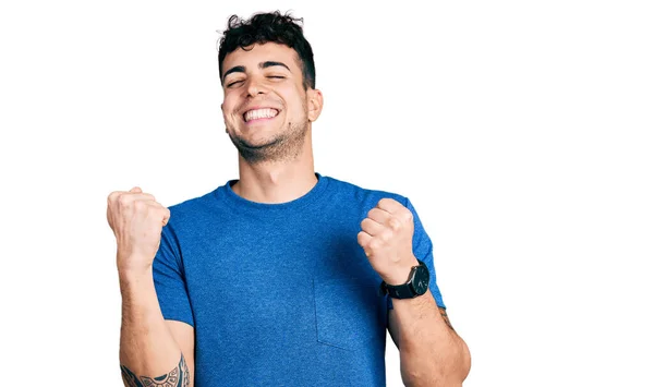Fiatal Spanyol Férfi Visel Alkalmi Póló Nagyon Boldog Izgatott Csinál — Stock Fotó