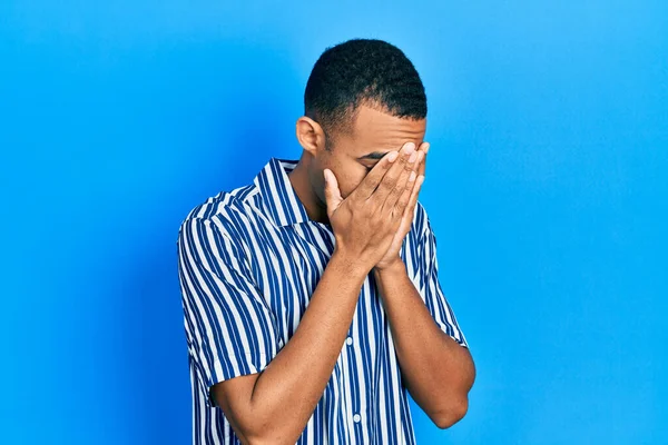 Jovem Afro Americano Vestindo Roupas Casuais Com Expressão Triste Cobrindo — Fotografia de Stock