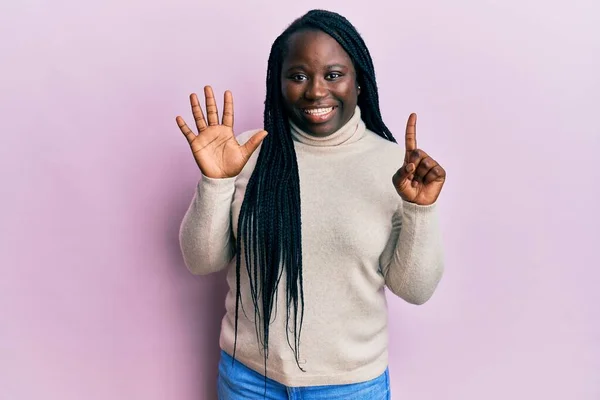 Joven Mujer Negra Con Trenzas Con Suéter Casual Invierno Mostrando —  Fotos de Stock