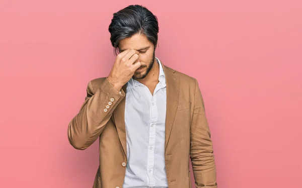 若いヒスパニック系の男性は ビジネス服を着て疲れ鼻や目をこすり疲労感や頭痛を感じる ストレスとフラストレーションの概念 — ストック写真